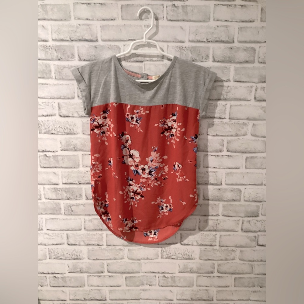 Rewind cute modest Floral Gray and Red Top